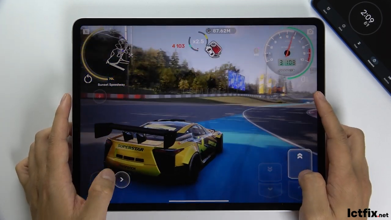 iPad Air 6 13 inch CarX Street Gaming test 